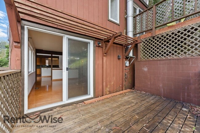 Building Photo - 6845 Thornhill Dr