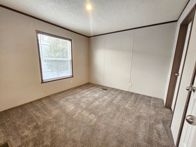 Building Photo - 46000 Geddes Rd