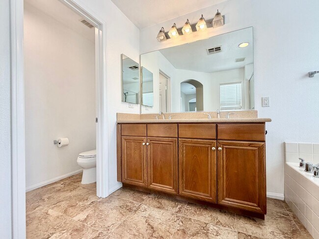 Building Photo - Charming 3 Bedroom Bel Flora Home with Private Patio & Amenities