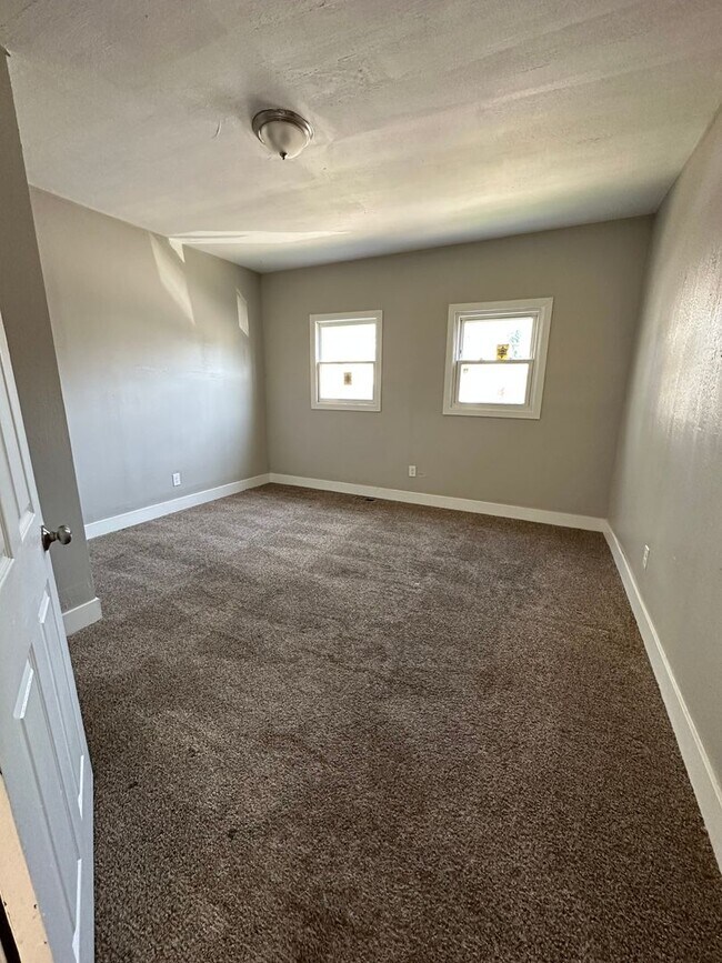 Building Photo - Multi Family Home 3 Bedroom and 1 Bath For Rent