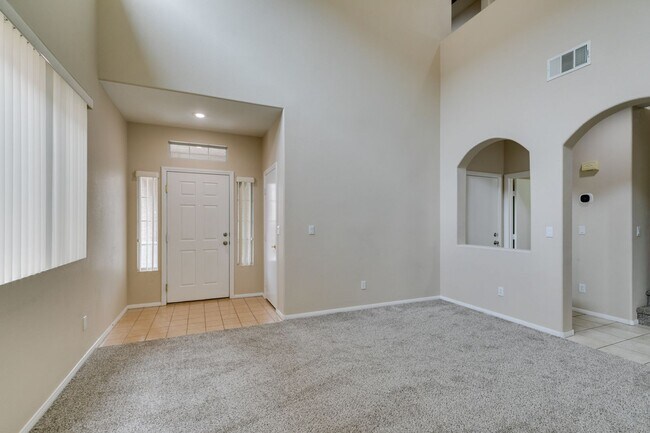 Building Photo - Beautiful 2-story home featuring 4 bedroom...