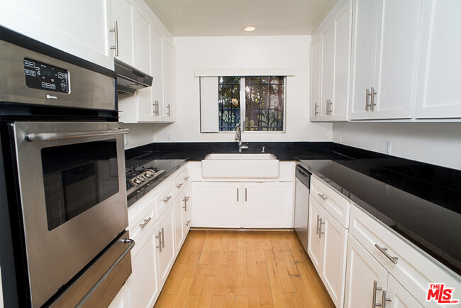 Building Photo - 416 N Oakhurst Dr