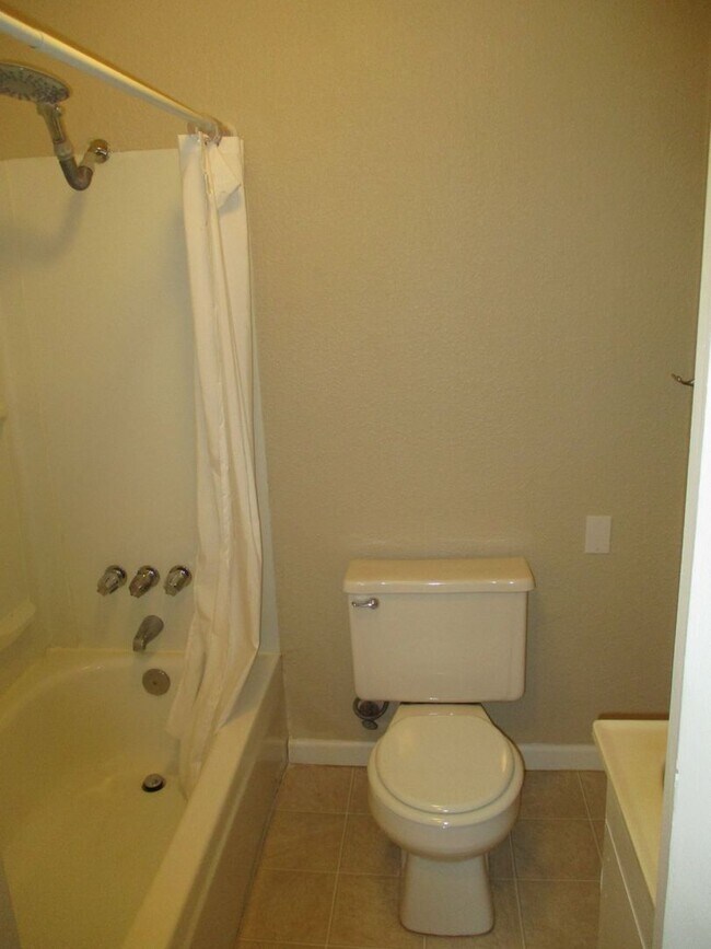 Building Photo - NICE DUPLEX IN CARMICHAEL!!