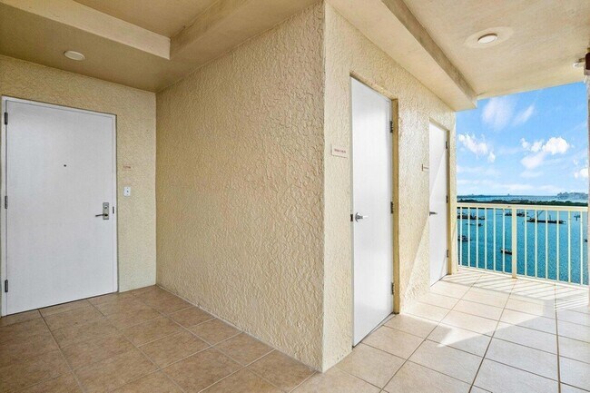 Building Photo - 2640 Lake Shore Dr