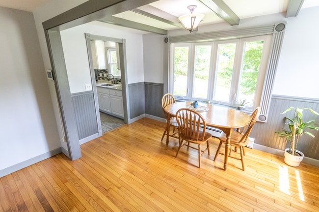 Building Photo - 2 Bedroom Ranch with Solar Panels, great e...