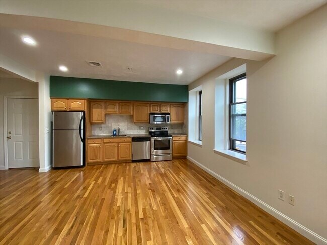 Building Photo - 1008 Bennington St