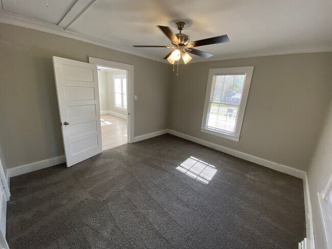 Building Photo - Very nice 4 bedroom 1 bathroom house JUST REMODLED (Spring 2022)
