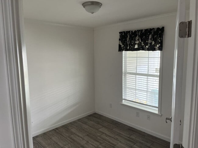 Building Photo - 300 Peck St