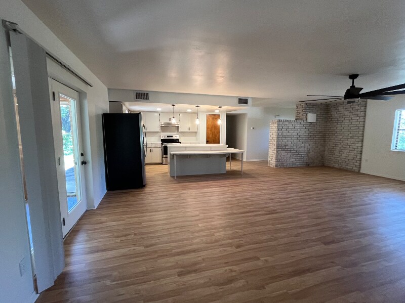 Building Photo - 1415 Oakridge Dr