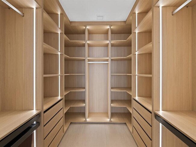 Building Photo - 700 NE 24th St