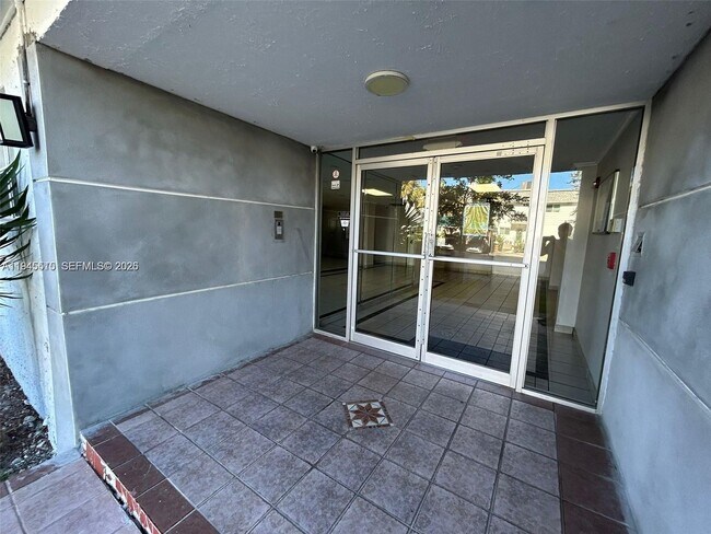 Building Photo - 16508 NE 26th Ave