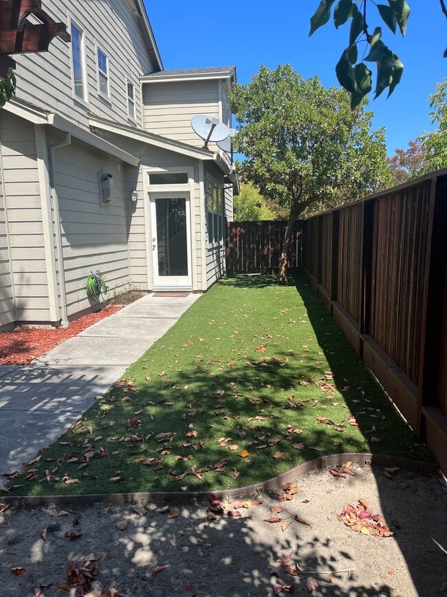 Building Photo - 3 bedroom 3 bathroom with bonus room in No...