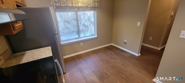 Building Photo - 166 Old Brookfield Rd