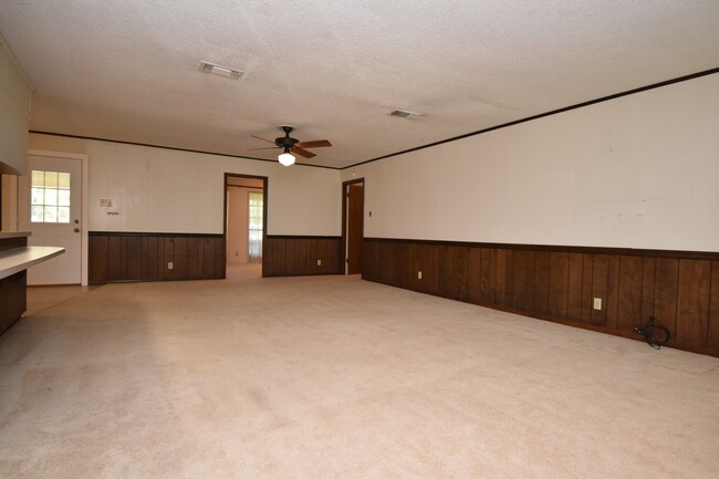 Building Photo - Spacious 3 Bed 2 Bath