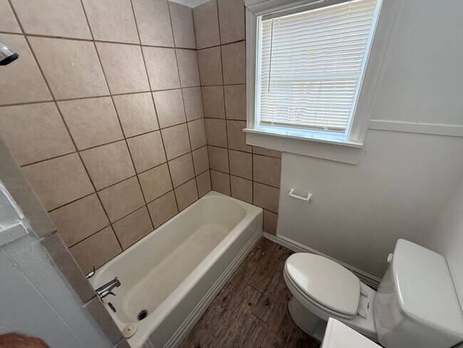 Building Photo - 2 Bed 1 Bath Home