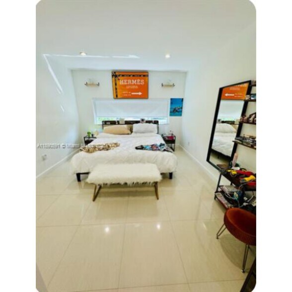 Building Photo - 9240 Byron Ave