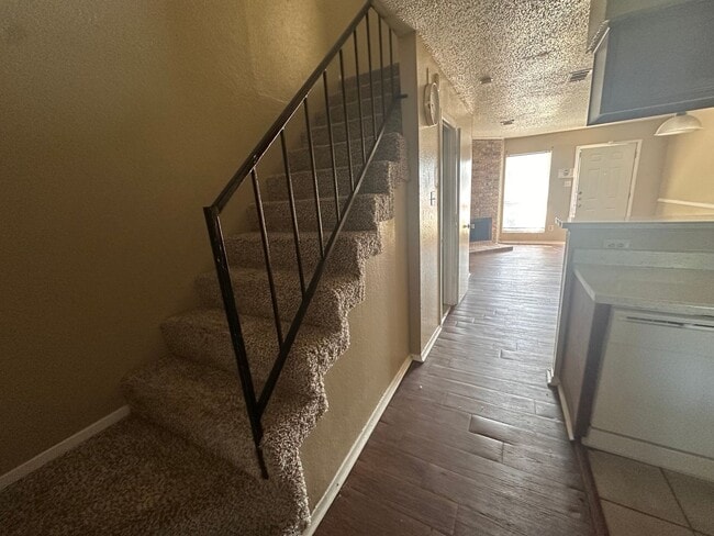Building Photo - Spacious 2 story townhouse with fenced yard!
