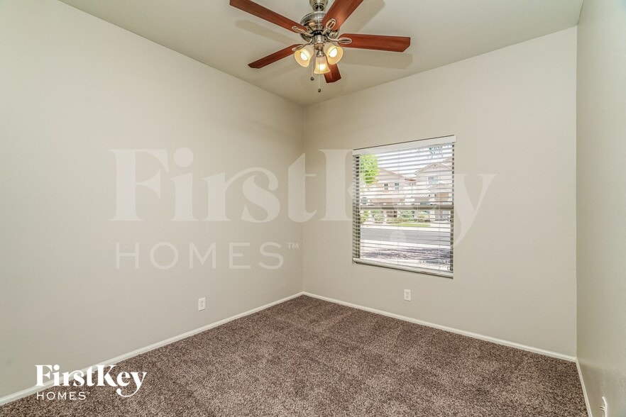 Building Photo - 931 W Oak Tree Ln