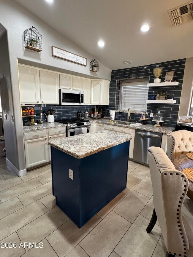 Building Photo - 734 E Kelsi Ave