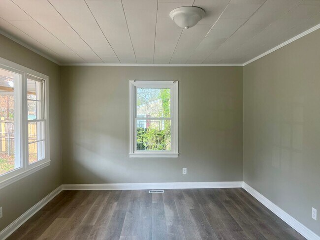 Building Photo - Three bedroom, 1 bath home in Burlington