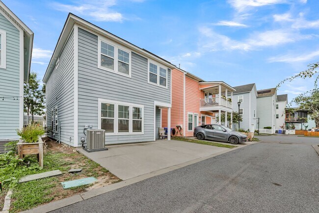 Building Photo - Charming Partially Furnished 3BR/2.5BA Home in the Heart of Park Circle — Available for Quick Mov...