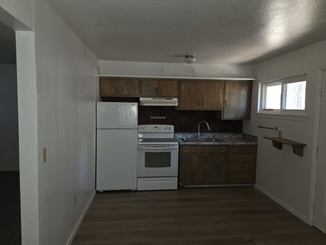 Building Photo - unfurnished two bedroom house