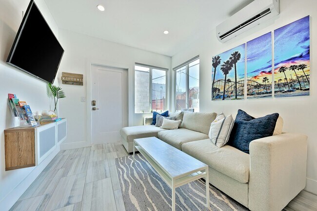 Building Photo - 732 Ventura Pl