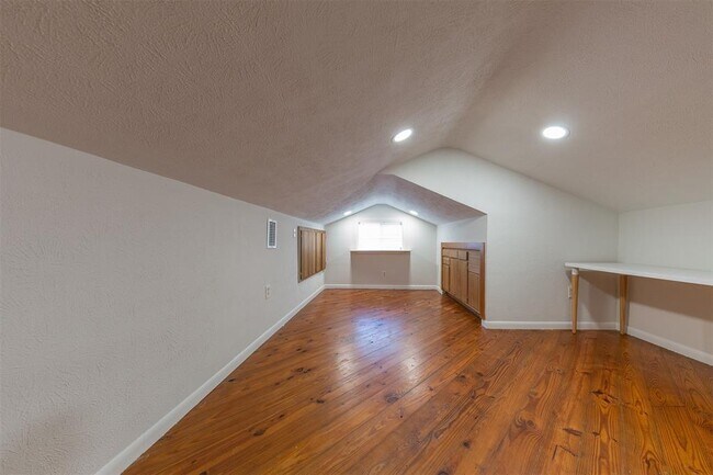 Building Photo - 8826 Robindell Dr
