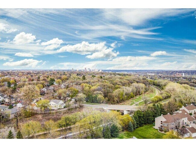 Building Photo - Spacious one-bedroom, one-bath condo in a fantastic St. Paul location!