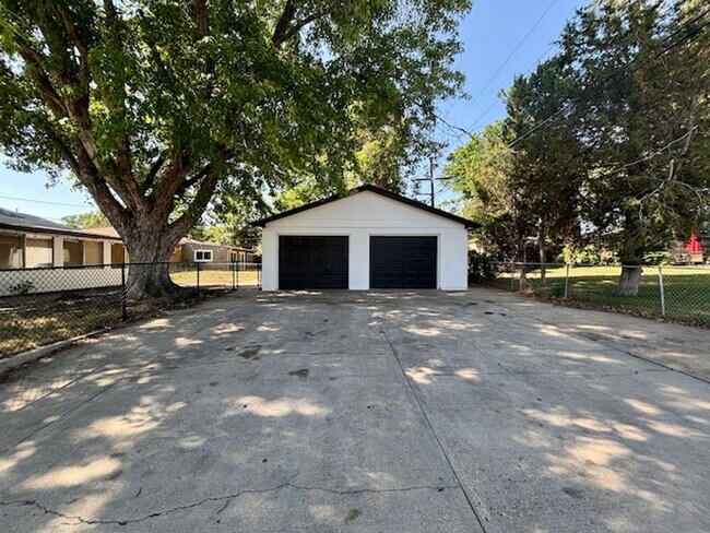 Building Photo - South Denver Brick Ranch
