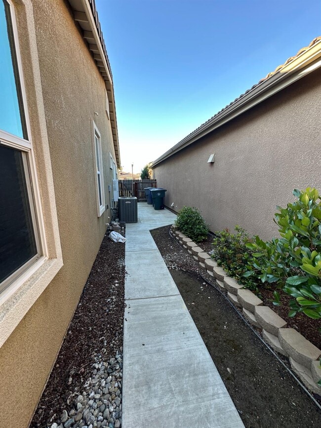 Building Photo - 3521 Buckingham Ave