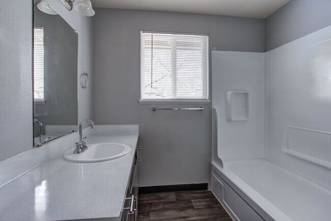 Building Photo - Great 1 Bed 1 Bath unit waiting for you to...