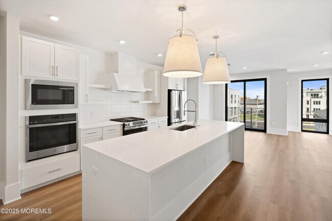 Building Photo - 215 2nd Ave