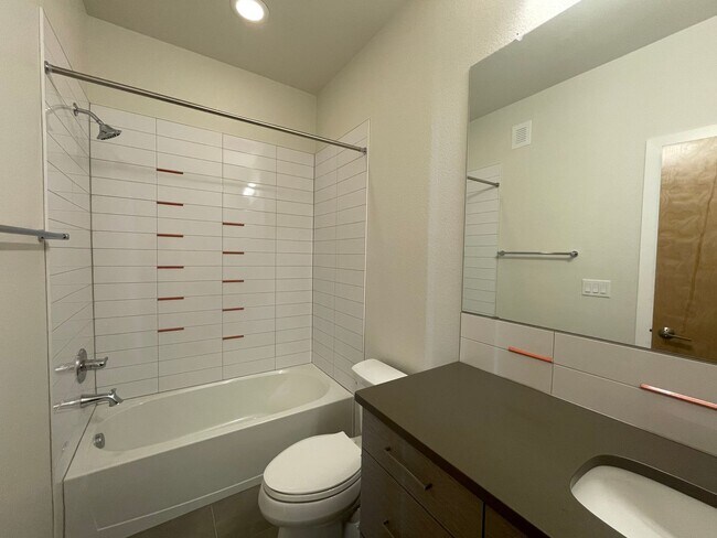 Building Photo - LOVELY 2 BED/2.5 BATH Great location near Boulder!