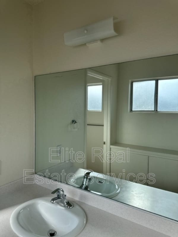 Building Photo - 725 Pidgeon St