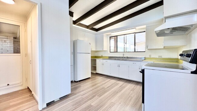 Building Photo - 4202A Sierra Dr