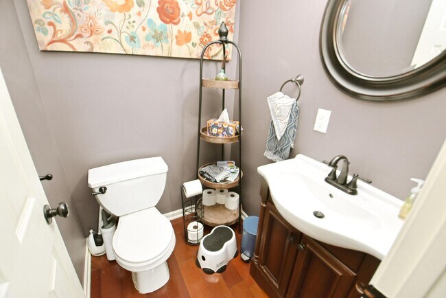Building Photo - Large 4-5 bedroom 2.5 bath home in South B...