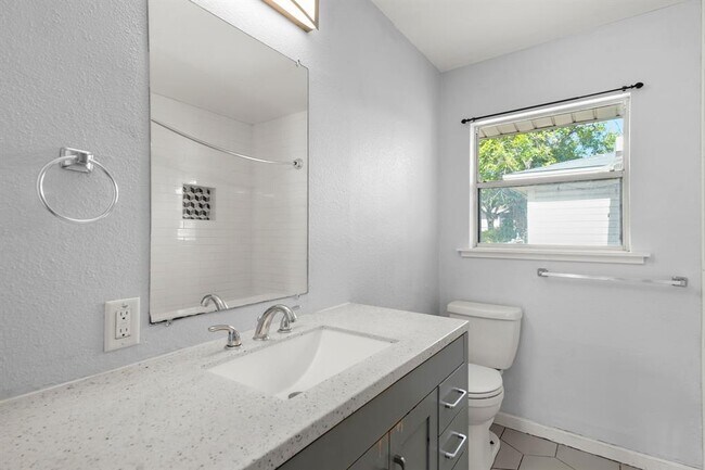 Building Photo - 11702 Oak Trail