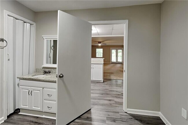 Building Photo - 603 Brolley Ct