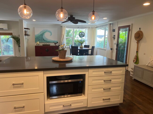 Building Photo - Privately Gated, Cool, Spacious Home, Tuck...