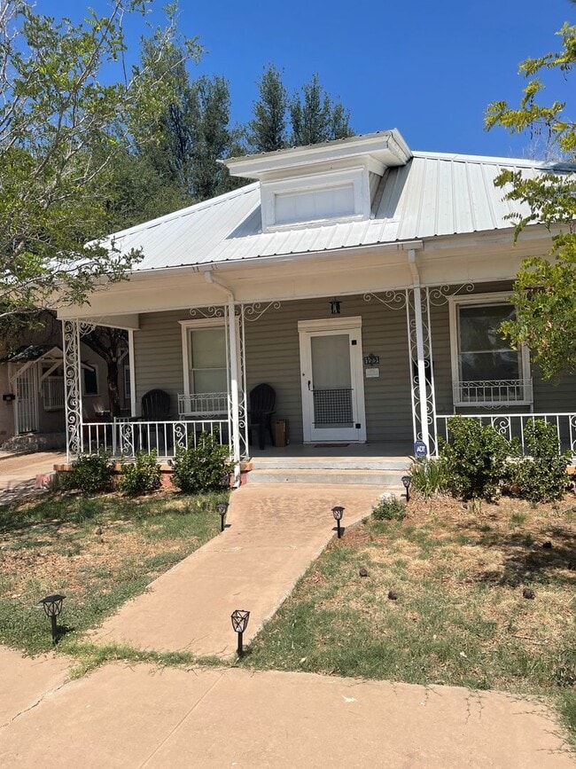 Building Photo - Cute Bungalow Style Home In the Historic District