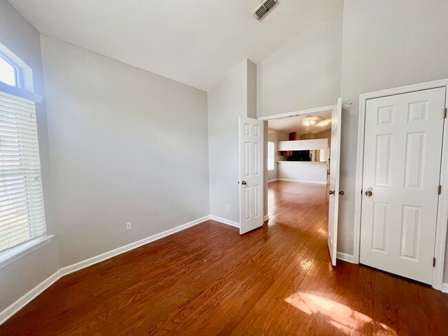 Building Photo - 916 Saddle Creek Run