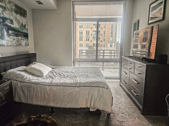 Building Photo - Modern and Sun-filled 1 Bed 1 Bath Condo I...