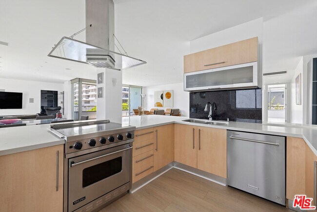 Building Photo - 1100 Alta Loma Rd