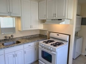 Building Photo - 323 Bond St