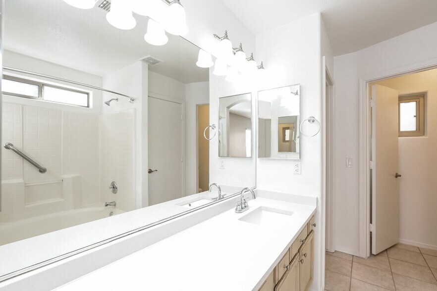 Building Photo - 13381 W Ocotillo Ln