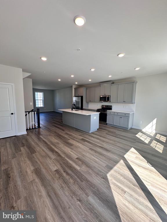 Building Photo - 108 Spring Bank Way