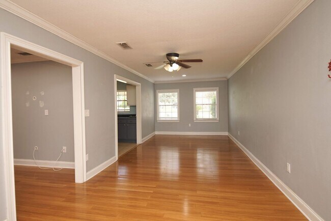 Building Photo - Central Niceville Location