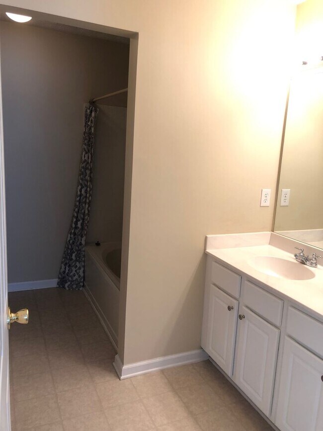 Building Photo - 3 bed/ 3 bath Townhouse