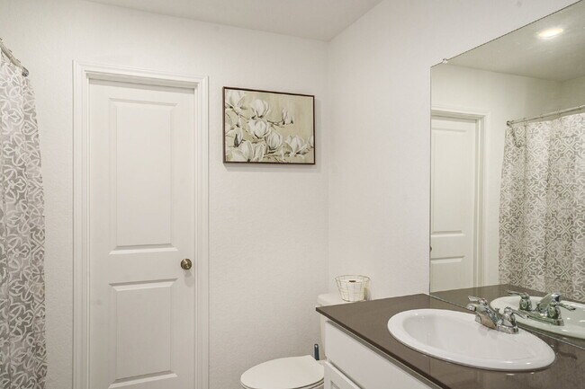 Building Photo - "Spacious 4-Bed, 3-Bath Gem in Converse – Your Perfect 1,950 Sq Ft Retreat!"